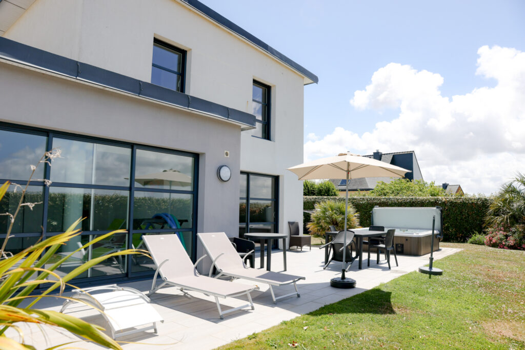 Grand jardin isolé avec accès direct piscine et jacuzzi pas de vis à vis