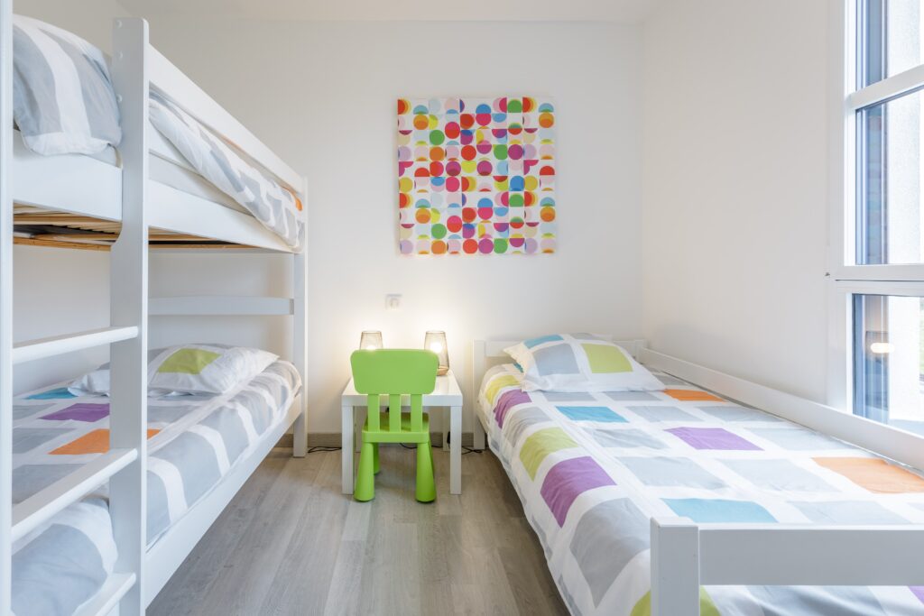 chambre des enfants villa bretagne avec lit superposé-jeux