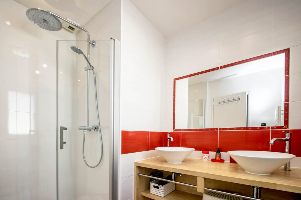 Salle de bains du haut avec douche à l'Italienne villa en bretagne