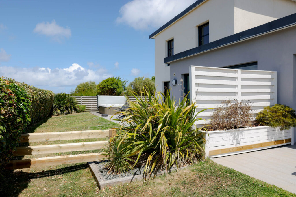 Il y a une séparation entre les 2 jardins des villas