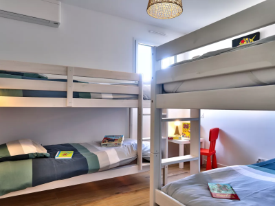 chambre enfants avec 2 lits superposés jeux de société